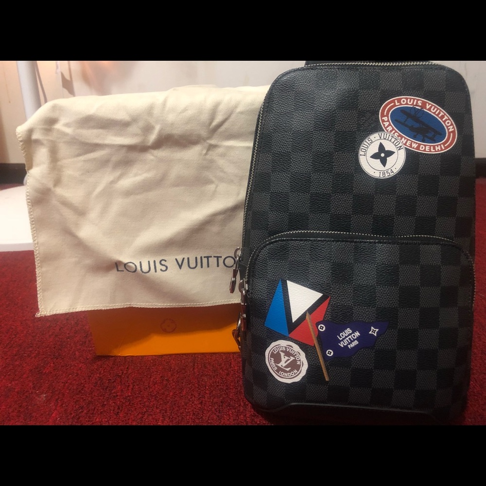 Louis Vuitton Avenue slingshot bag